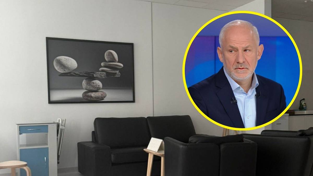 Grzegorz Napieralski podczas debaty telewizyjnej, w tle budynek szpitala