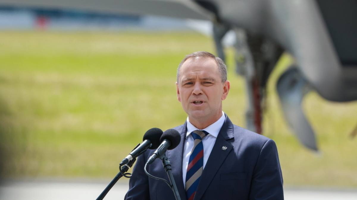 Ilustracja przedstawiająca sędziów w togach oraz symbol sprawiedliwości, z nawiązaniem do opinii Komisji Weneckiej.