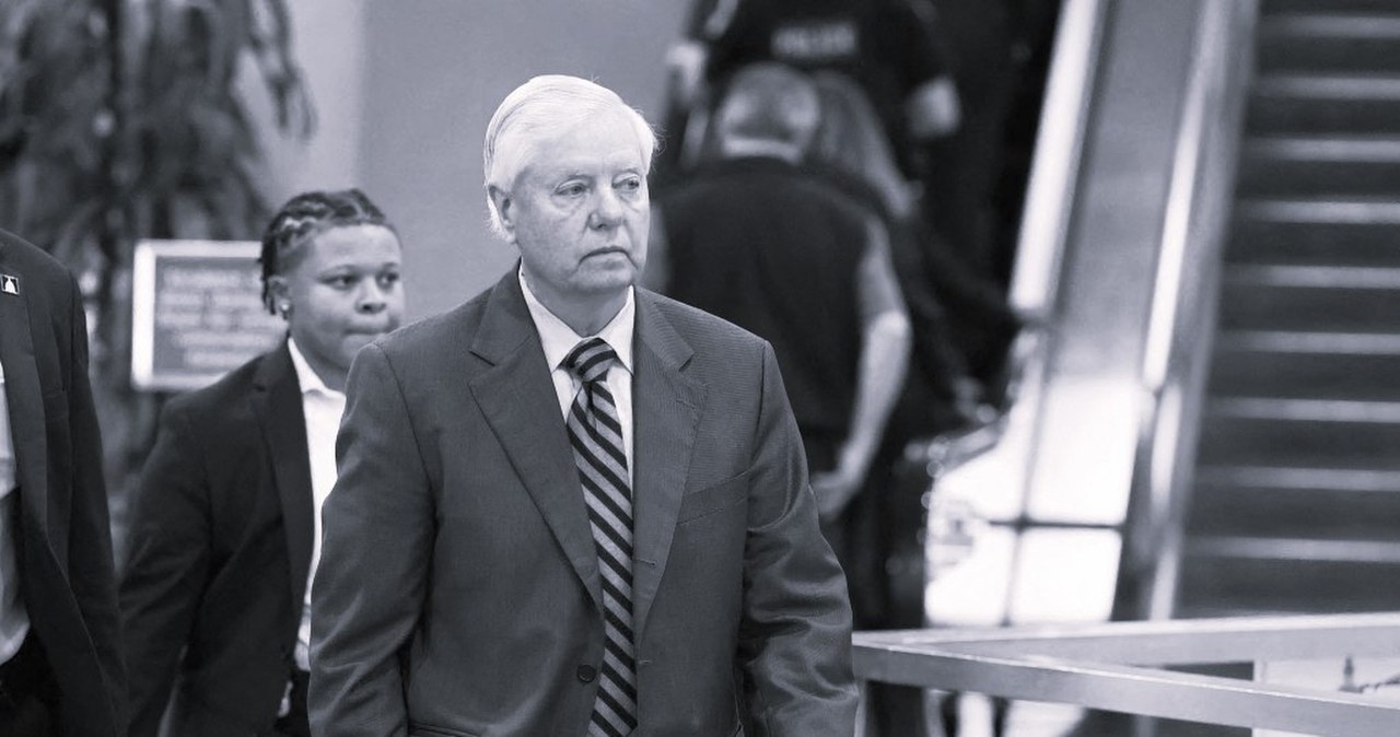 Senator Lindsey Graham przemawia na konferencji prasowej.