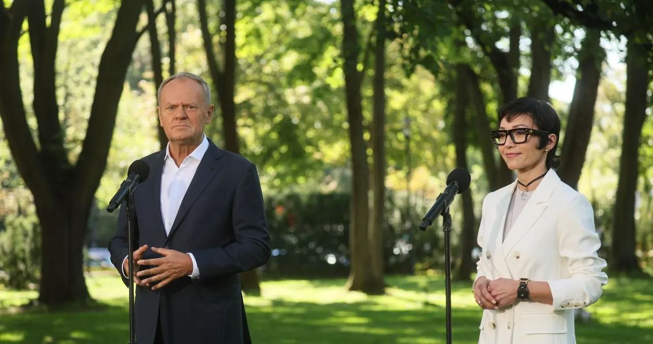 Premier Donald Tusk i prof. Barbara Mróz-Gorgoń na konferencji prasowej w KPRM, 29 lipca 2026, fot. Leszek Szymański/PAP