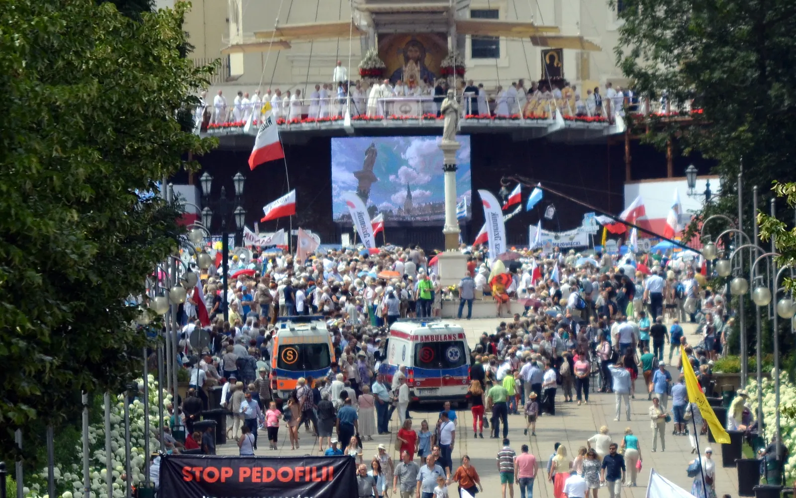 Ojciec Tadeusz Rydzyk przemawiający do zgromadzonych wiernych na Jasnej Górze podczas pielgrzymki Radia Maryja.
