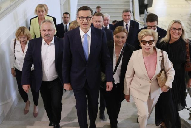 Morawiecki zakłada nowy klub parlamentarny. 40 posłów i senatorów opuszcza strukturę PiS