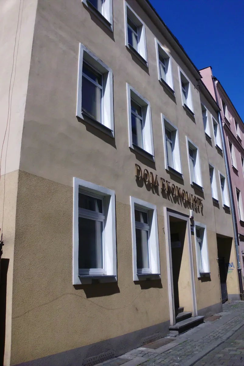 Zdjęcie portretowe Stanisława Gomułki, polskiego ekonomisty i byłego wiceministra finansów.
