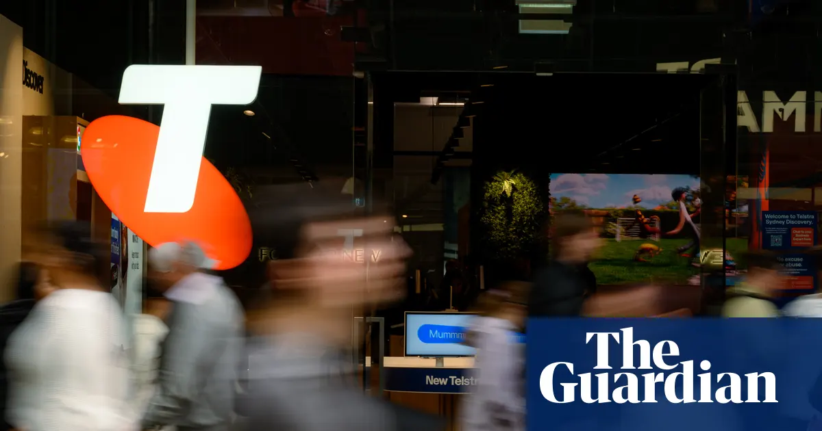 Zdjęcie przedstawiające opuszczoną stację kolejową i zamazany symbol telefonu alarmowego 000, symbolizujące awarię sieci Telstra w Australii.