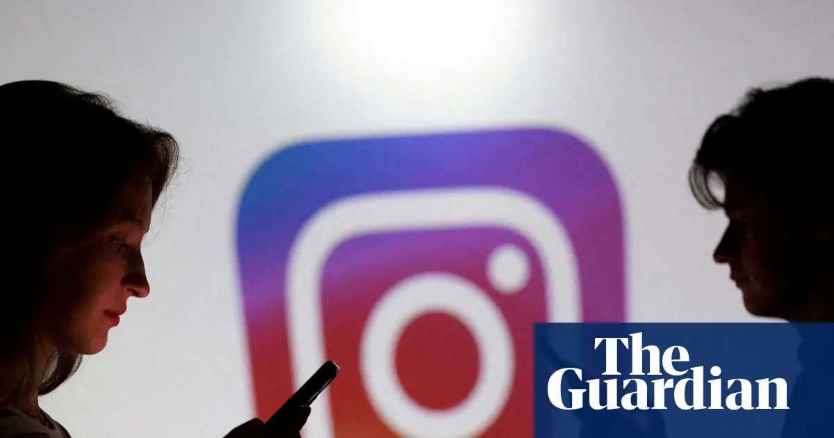 Nastolatki trzymające smartfony przed logo Instagrama – zdjęcie ilustracyjne do procesu Meta w Tennessee
