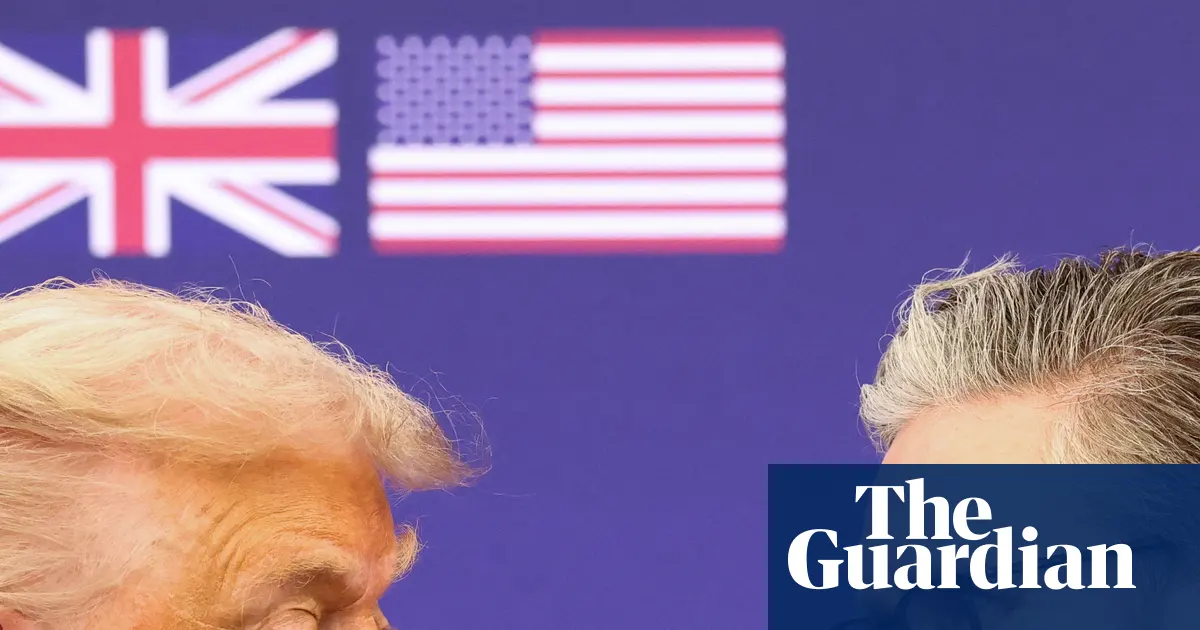 Zdjęcie przedstawiające wejście do brytyjskiego szpitala symbolizujące obawy o przyszłość NHS w kontekście umowy handlowej z USA.