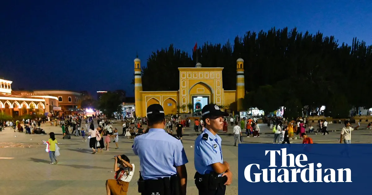 Policjanci stojący na głównym placu w Kaszgarze, region Sinciang, Chiny.