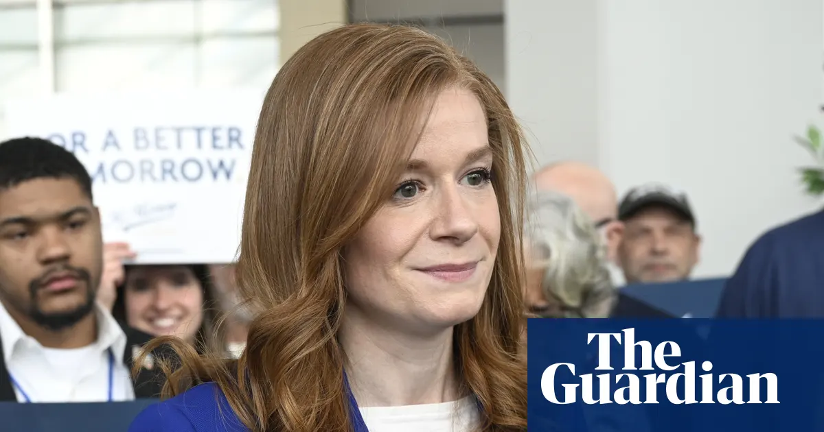 Mallory McMorrow podczas przemówienia na konwencji stanowej Partii Demokratycznej w Detroit, kwiecień 2026.