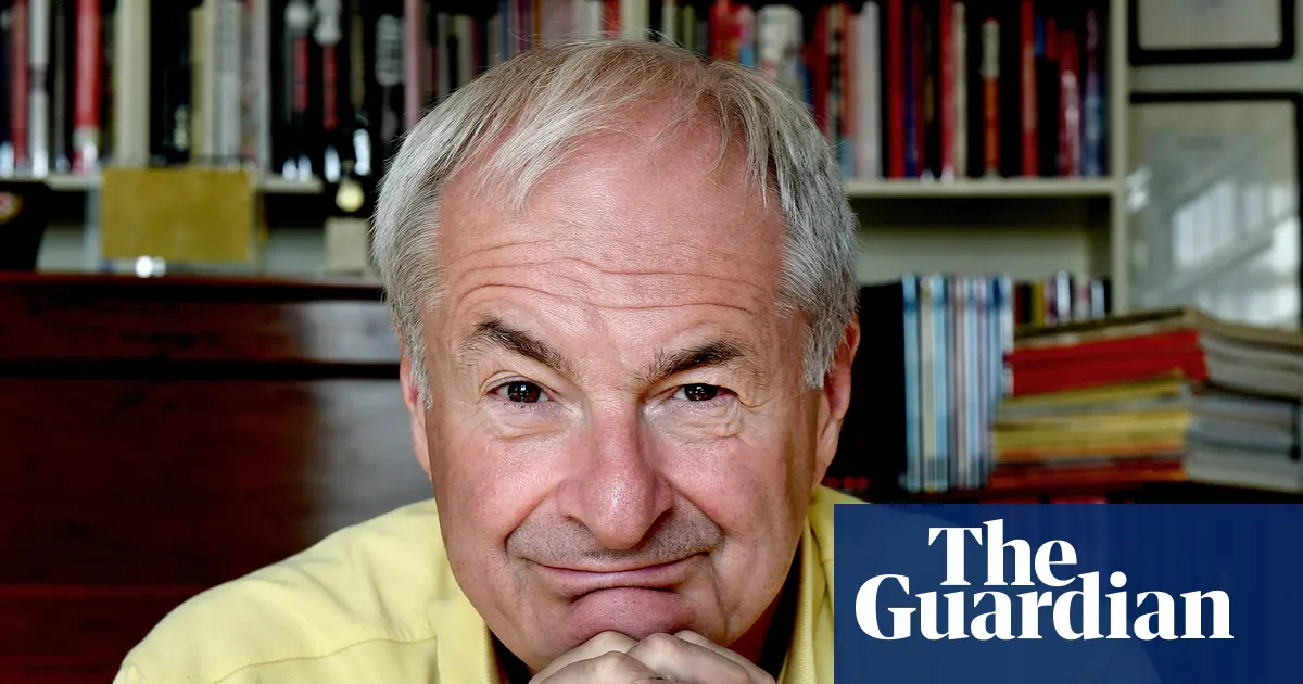 Paul Gambaccini, uśmiechnięty, w studio radiowym