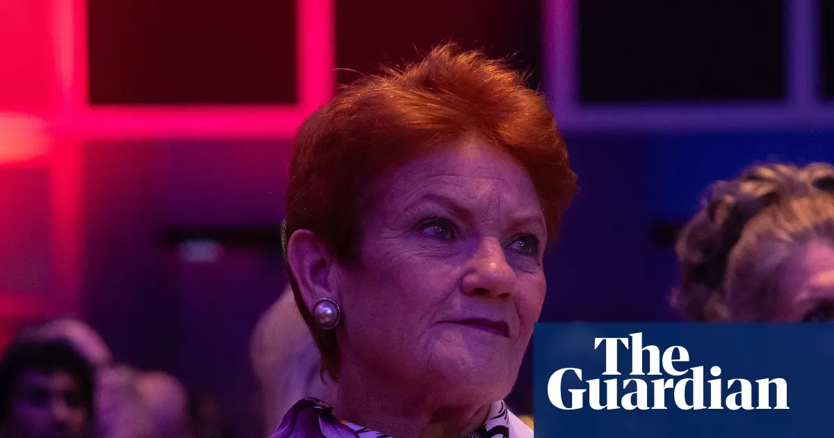 Pauline Hanson przemawiająca na konferencji CPAC w Londynie, na tle publiczności.