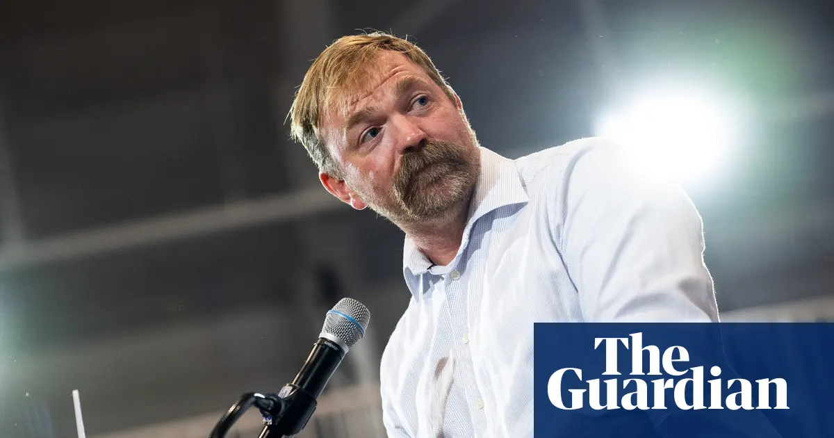 Graham Platner, kandydat Partii Demokratycznej, przemawia na wiecu wyborczym w Maine.