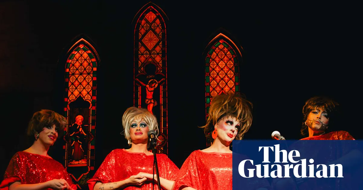 Zdjęcie przedstawiające wejście do Divine Playhouse w Sydney, z widocznymi elementami symbolizującymi społeczność LGBTQ+, otoczone niewielką grupą protestujących.