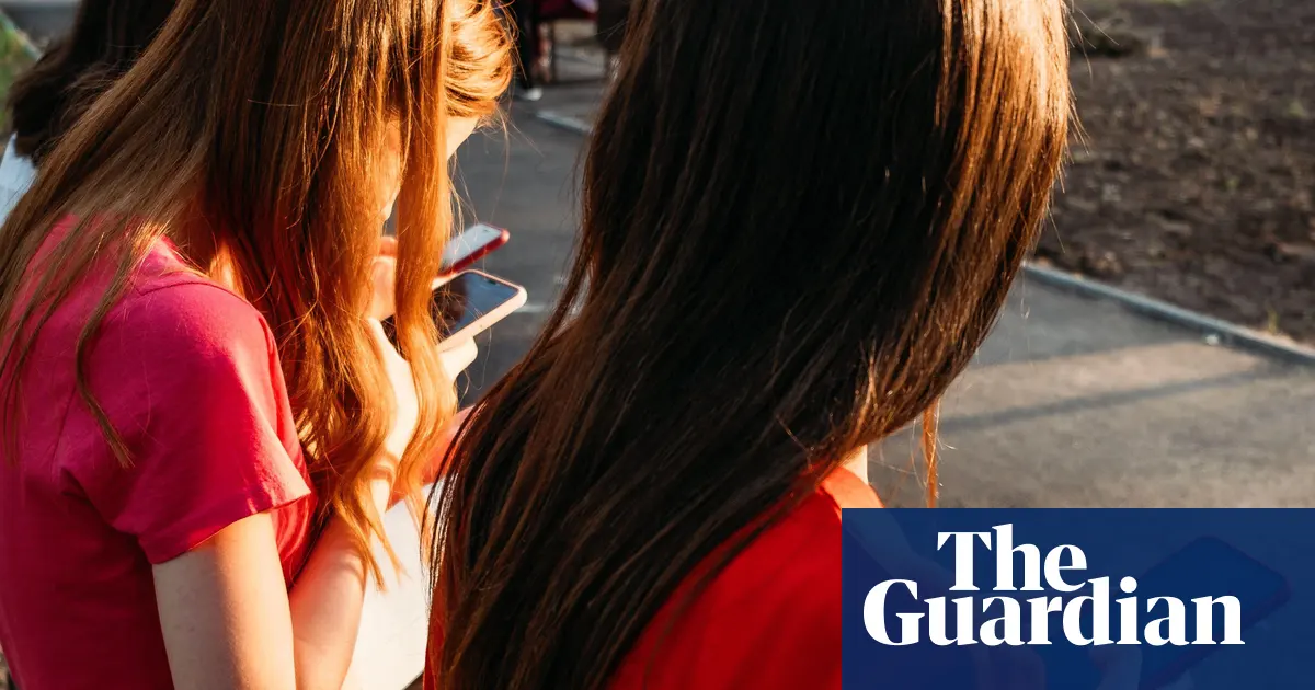 Brytyjska nastolatka korzystająca z telefonu w nocy, z ekranem pokazującym komunikat o zablokowaniu aplikacji społecznościowej.