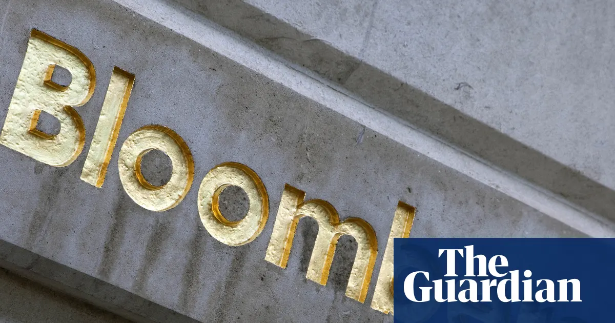 Budynek sądu w Singapurze z widocznym logo Bloomberg News w tle