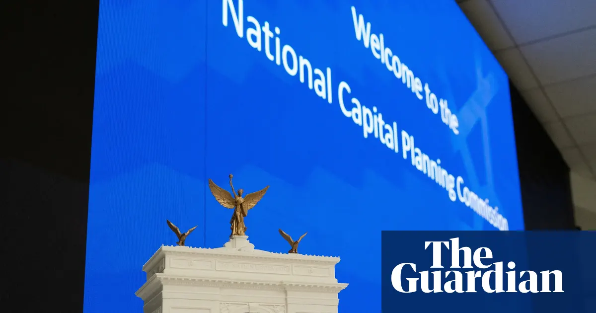 Wizualizacja proponowanego łuku triumfalnego Donalda Trumpa w Waszyngtonie, w tle widoczne inne budynki.