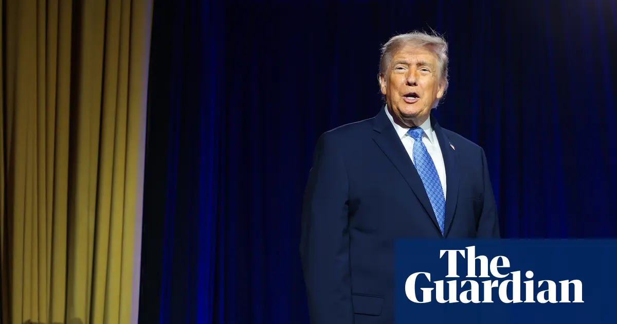 Donald Trump przemawia na mównicy podczas konferencji w Waszyngtonie
