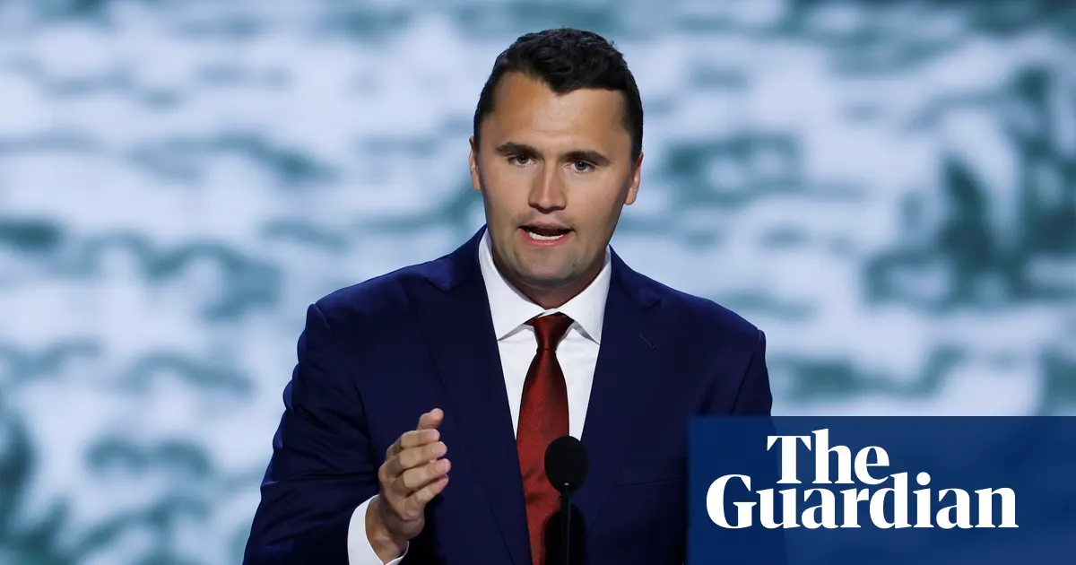 Charlie Kirk przemawiający na tle publiczności podczas konferencji w USA