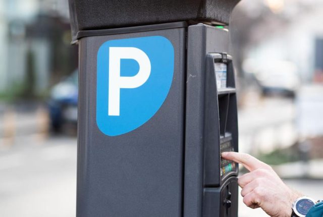 Mandaty na parkingach sklepów – UOKiK ujawnia lawinę skarg. Kierowcy wciąż tracą pieniądze mimo paragonów