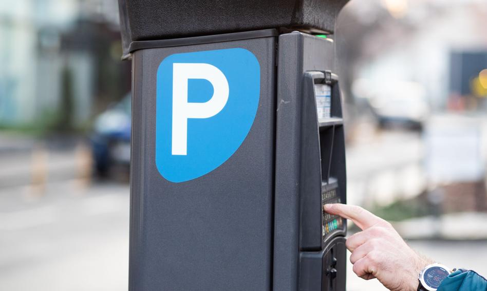 Mandaty na parkingach sklepów – UOKiK ujawnia lawinę skarg. Kierowcy wciąż tracą pieniądze mimo paragonów