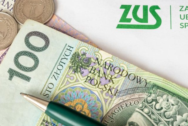 ZUS wypłaci emerytury i renty przed terminem. Kto otrzyma pieniądze wcześniej?
