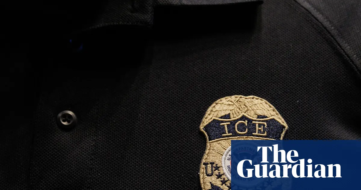 Agenci amerykańskiej służby imigracyjnej (ICE) na miejscu zdarzenia, samochód policyjny i cywilny.