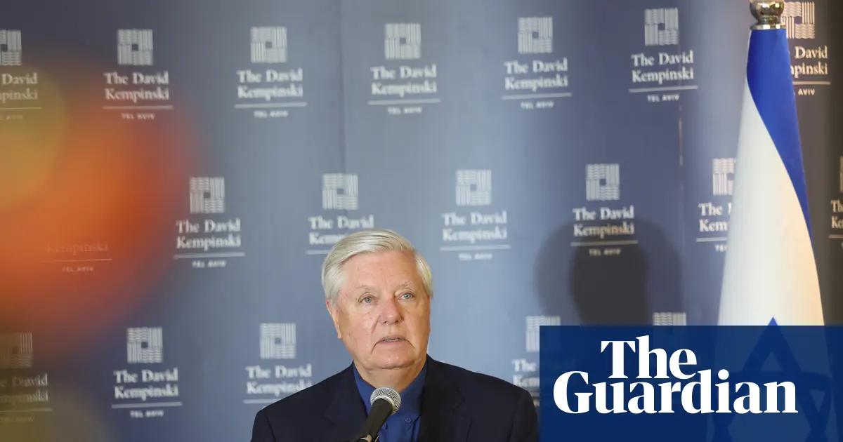 Zdjęcie Lindsey'a Grahama przemawiającego na konferencji prasowej w Tel Awiwie, Izrael, 28 sierpnia 2025.