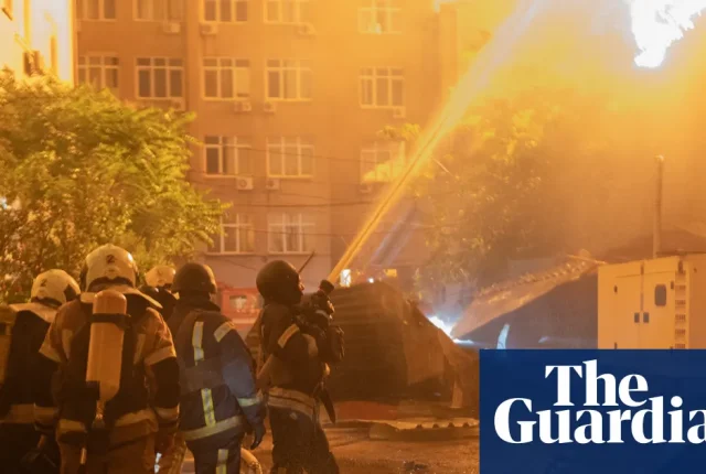 Rosyjskie ataki rakietowe i dronowe na Kijów: Pożary budynków i ranni