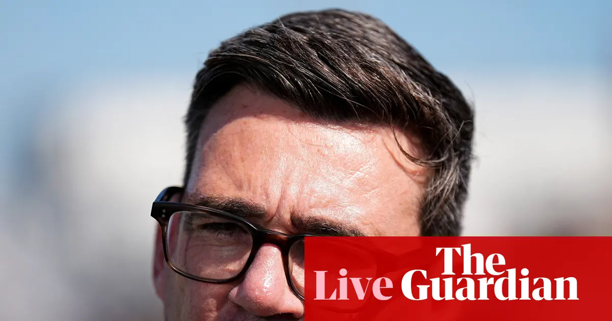 Andy Burnham podczas konferencji prasowej w Portsmouth, tło z okrętami, fotografia agencyjna