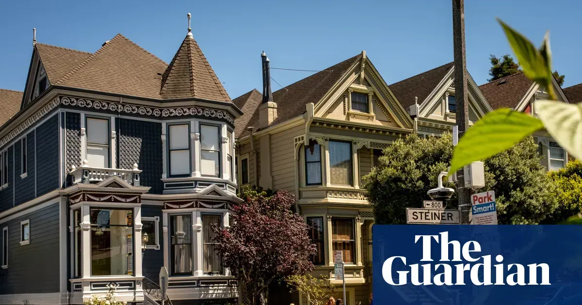 Zabytkowe domy Painted Ladies w San Francisco na tle miasta, symbolizujące rosnące ceny nieruchomości w związku z boomem AI.