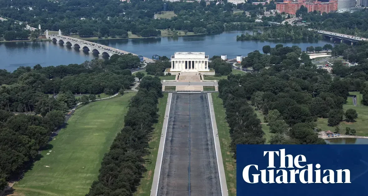 Dno basenu odblaskowego Lincolna z „amerykańsko-flagowym” błękitem Trumpa szarzeje