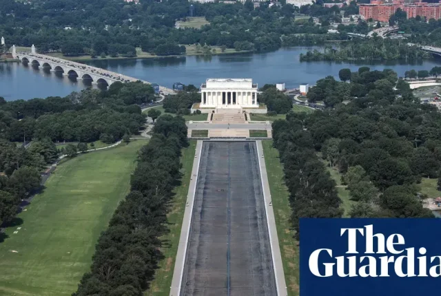 Dno basenu odblaskowego Lincolna z „amerykańsko-flagowym” błękitem Trumpa szarzeje