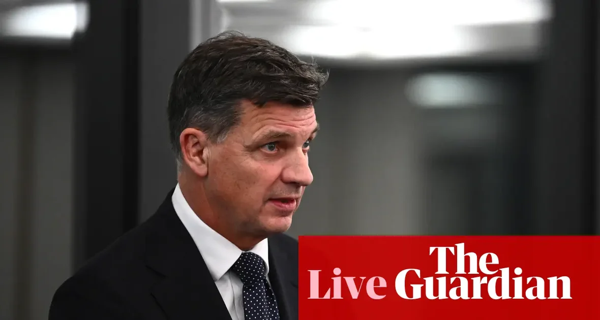 Qantas liderem punktualności, Telstra przeprasza za awarie, Hanson w Wielkiej Brytanii