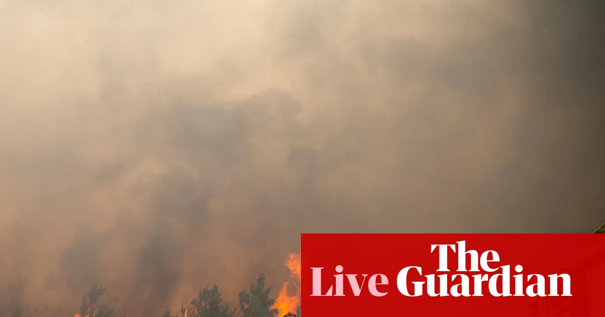 Pożar lasu w regionie Gironde w południowo-zachodniej Francji, widoczny dym nad autostradą i ewakuowane pojazdy