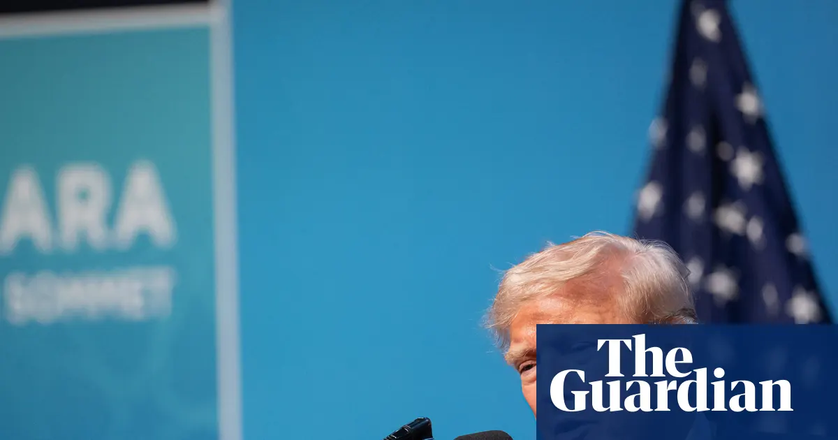 Donald Trump przemawia, w tle widoczny budynek Sądu Najwyższego Stanów Zjednoczonych.