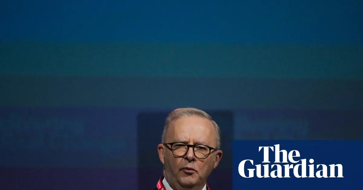 Premier Australii Anthony Albanese na konferencji Partii Pracy w Adelaide w lipcu 2026 roku podczas debaty nad zmianą prawa dotyczącego telemedycyny w opiece końca życia