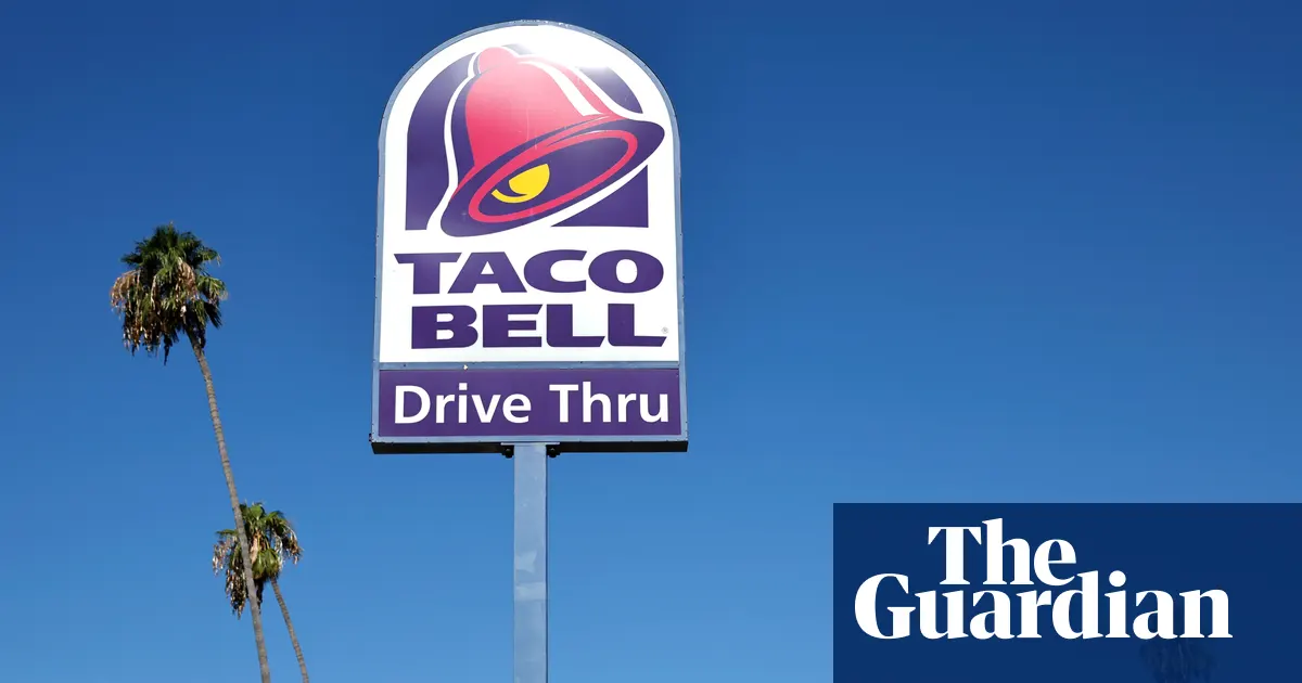 Zdjęcie sałaty lodowej w restauracji Taco Bell, symbolizujące śledztwo w sprawie skażenia żywności.