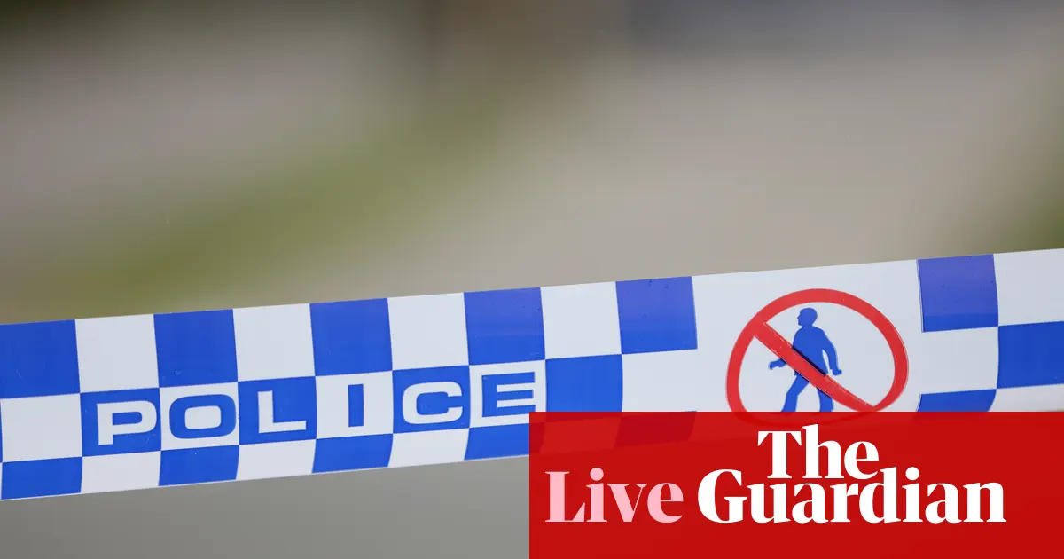 Zdjęcie przedstawiające taśmę policyjną na miejscu zbrodni w australijskim buszu, otoczone przez funkcjonariuszy policji.