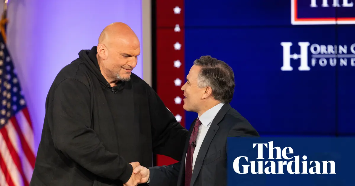 Senator John Fetterman i Senator Dave McCormick rozmawiający ze sobą w Edward M. Kennedy Institute.