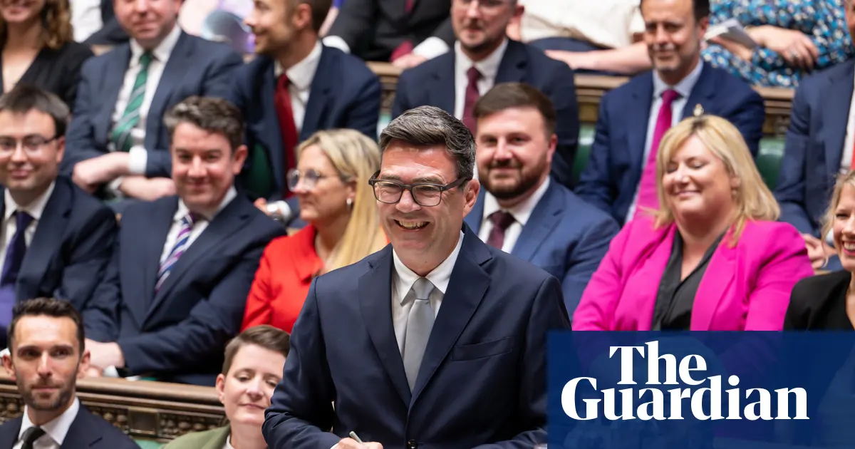 Andy Burnham, polityk Partii Pracy, podczas przemówienia w parlamencie, gestykulujący w kierunku widowni.