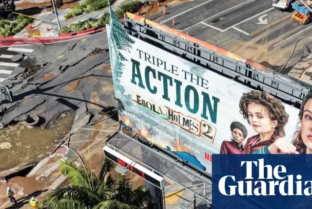Gigantyczny lej w Los Angeles: Pęknięta stuletnia rura zalewa Sunset Boulevard