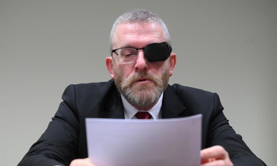 Grzegorz Braun podczas konferencji prasowej Konfederacji Korony Polskiej przed pomnikiem Armii Krajowej w Warszawie, lipiec 2026