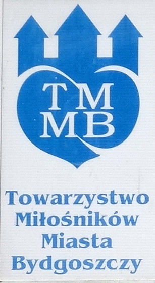 Sklep sieci Żabka na polskim osiedlu, widok z zewnątrz, logo marki nad wejściem