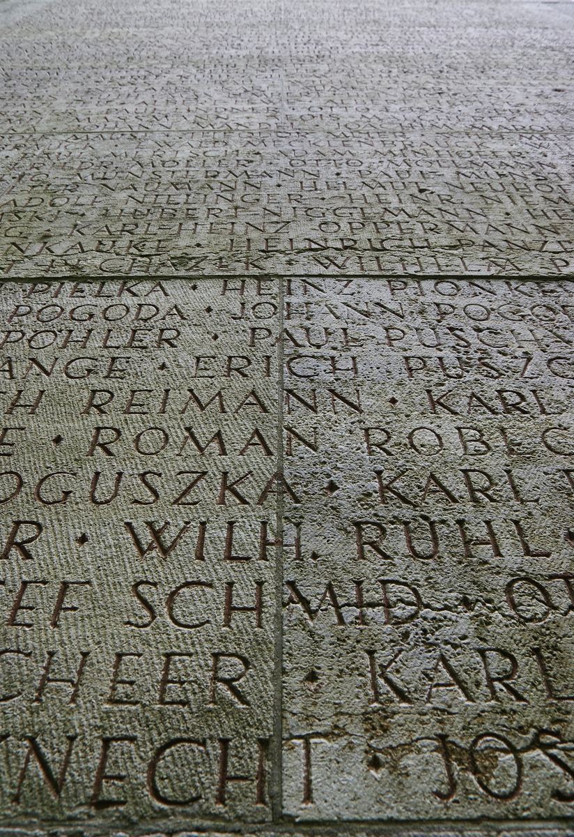 Osoba analizująca dokumenty podatkowe i formularz PIT-37 na ekranie komputera, obok kalkulator i długopis.