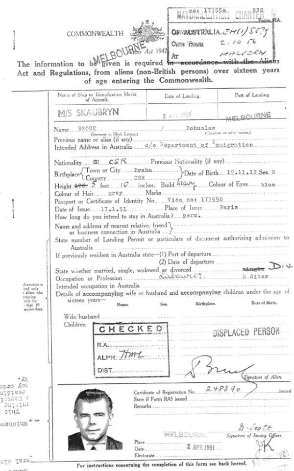 Osoba wypełniająca dokumenty, symbolizujące proces zakładania firmy w Polsce. Na stole leży laptop i telefon.