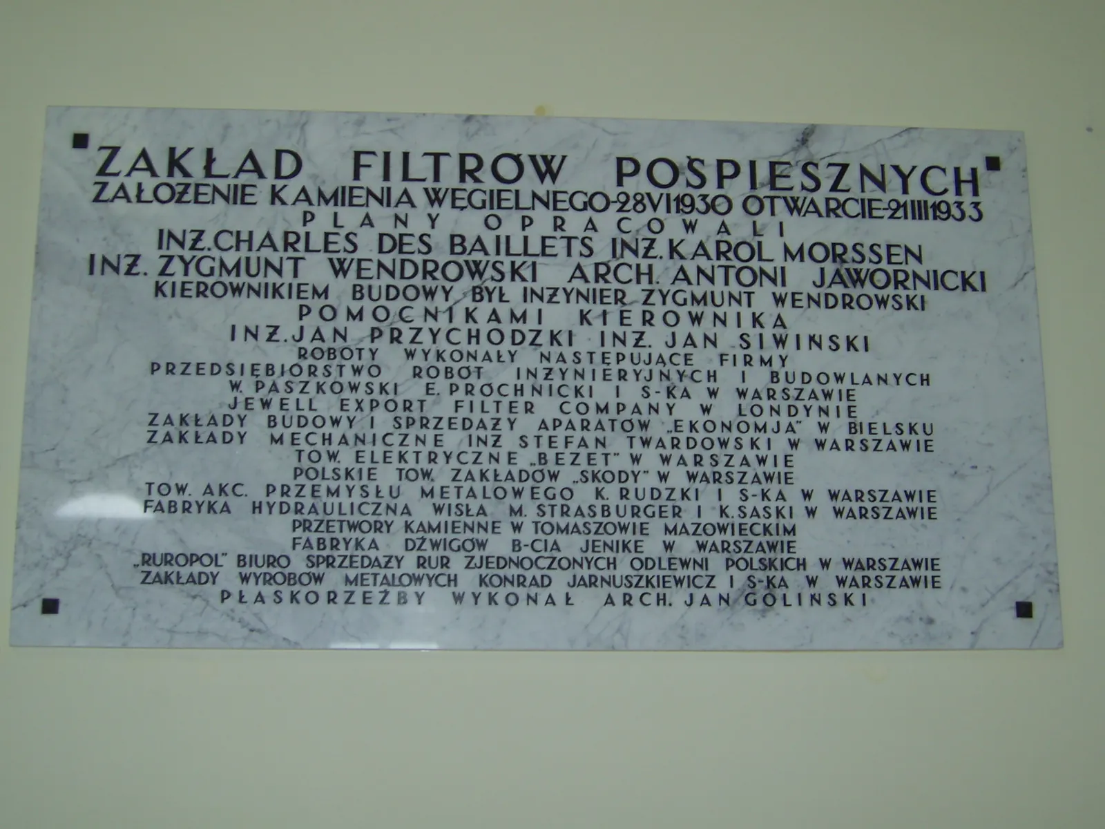Osoba analizująca dokumenty i komputer, symbolizująca proces zakładania działalności gospodarczej w Polsce.