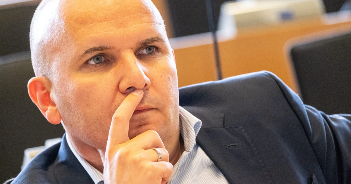 Zdjęcie przedstawiające budynek Parlamentu Europejskiego w Brukseli lub Strasburgu, z widoczną flagą Unii Europejskiej, symbolizujące kontekst polityczny.