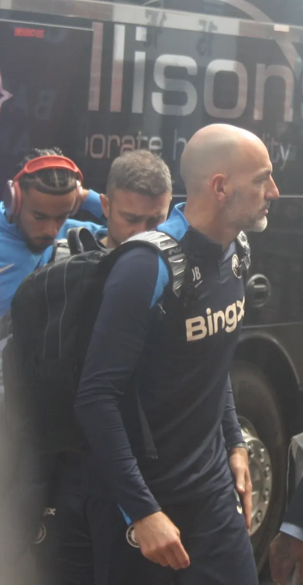 Uśmiechnięci francuscy piłkarze, w tym Kylian Mbappé, Malo Gusto i Jean-Philippe Mateta, po meczu, świętujący zwycięstwo i awans.