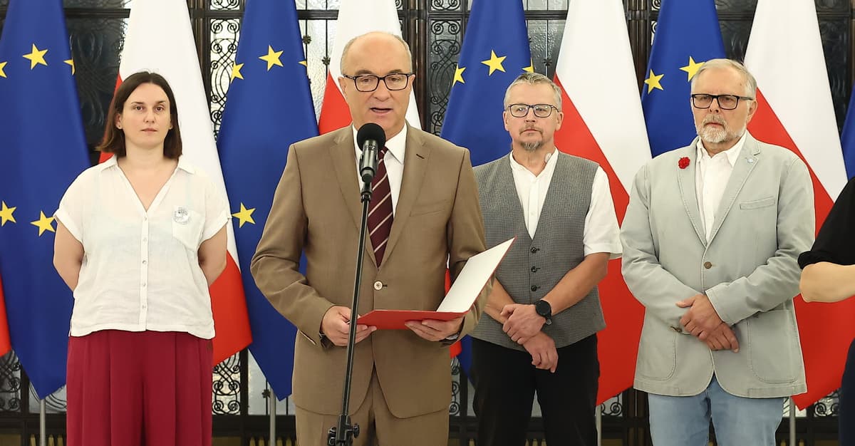 Widok na salę plenarną Sejmu, gdzie posłowie i naukowcy przygotowują się do debaty.