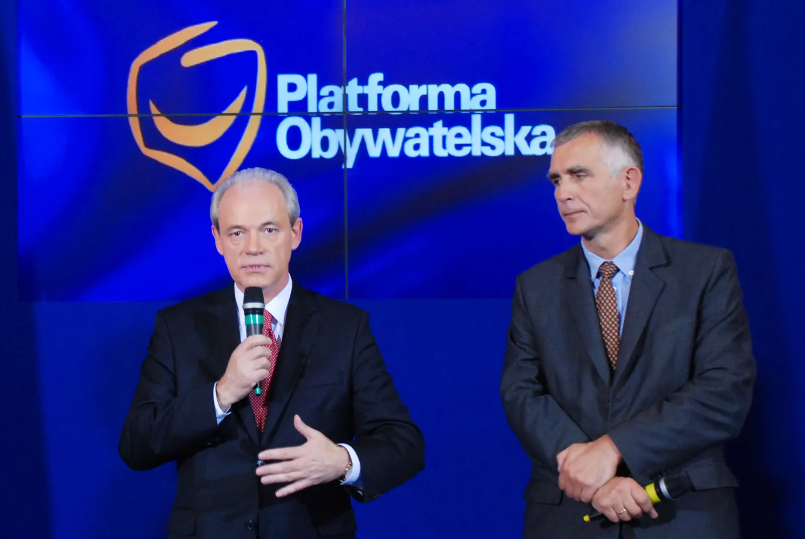 Osoba wypełniająca formularz PIT-37 na komputerze, z dokumentami i kalkulatorem na biurku.