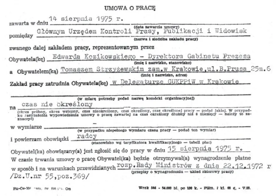 Różne rodzaje umów o pracę na biurku – dokumenty i długopis